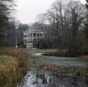 842209 Gezicht op de voorgevel van het landhuis Broekhuizen (Broekhuizerlaan 2) te Leersum.